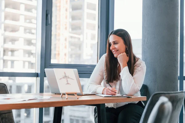 Sitzt Tisch Junge Frau Weißer Festkleidung Ist Drinnen Modernen Büro — Stockfoto