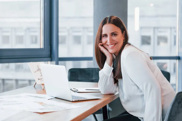 Sits Table Young Woman White Formal Clothes Indoors Modern Office — Stockfoto