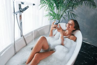 Üst Manzara. Güzel genç bayanın evde, banyoda boş vakti var..