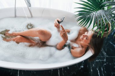 Üst Manzara. Güzel genç bayanın evde, banyoda boş vakti var..