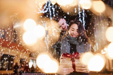 Hediye kutusu var. Mutlu, çok ırklı bir çift şehrin dışında yeni yılı kutluyor..