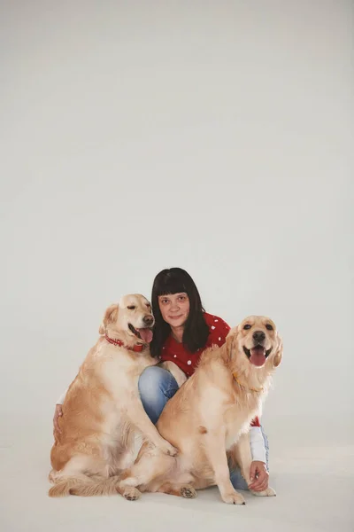 Vrouw Met Haar Twee Golden Retrievers Studio Tegen Witte Achtergrond — Stockfoto