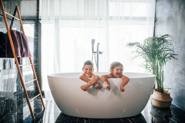 Dos Niños Divirtiéndose Lavándose Baño Casa Posando Para Una Cámara — Foto de Stock