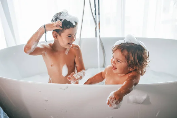 Two Kids Having Fun Washing Themselves Bath Home — Stockfoto