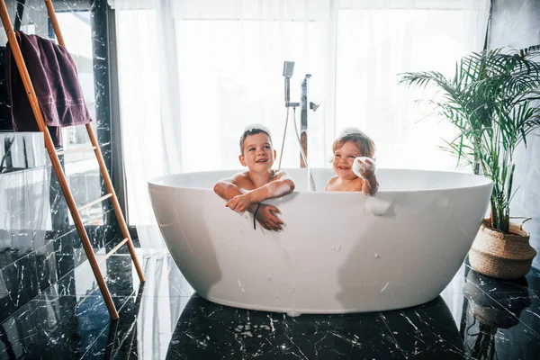 Due Bambini Che Divertono Lavano Nella Vasca Bagno Casa Posa — Foto Stock