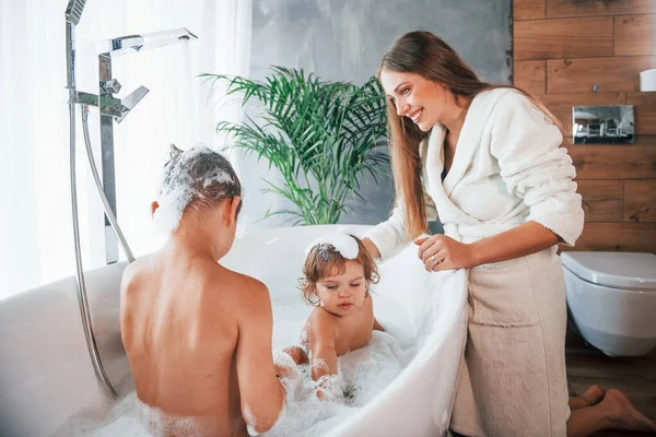 Having Fun Young Mother Helps Her Son Daughter Two Kids — Stock Photo, Image