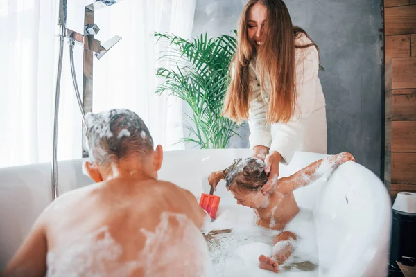 Having Fun Young Mother Helps Her Son Daughter Two Kids — Stock fotografie