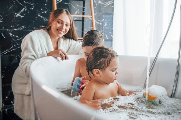 Young Mother Helps Her Son Daughter Two Kids Washing Bath — Stock Photo, Image