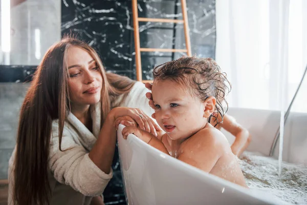 Young Mother Helps Her Son Daughter Two Kids Washing Bath — Stock Photo, Image