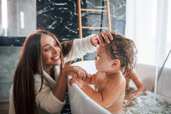 Young Mother Helps Her Son Daughter Two Kids Washing Bath — Stock fotografie