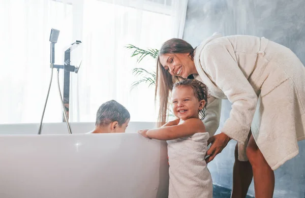 Washing Young Mother Helps Her Son Daughter — Stock Photo, Image