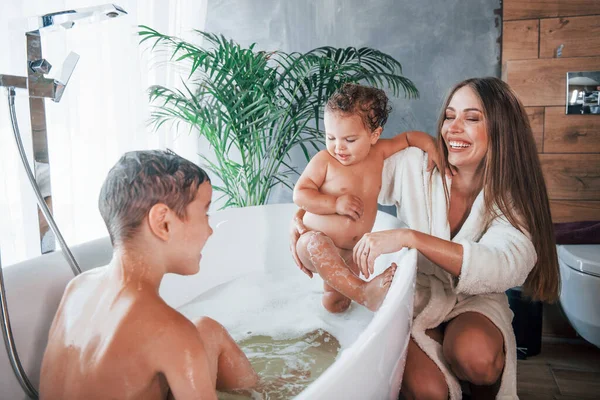 Washing Young Mother Helps Her Son Daughter — Stock Photo, Image