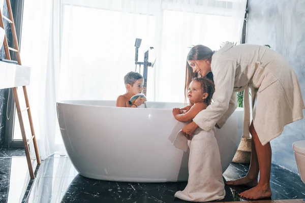 Washing Young Mother Helps Her Son Daughter — Stock Photo, Image