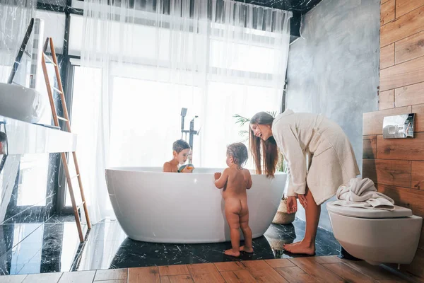 Washing Young Mother Helps Her Son Daughter — Stock Photo, Image