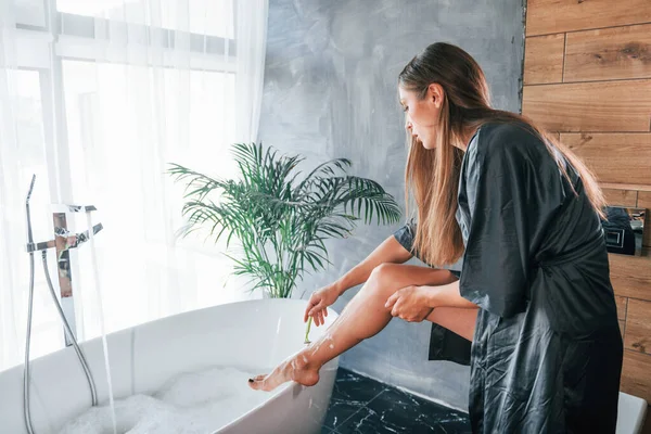 Hermosa Mujer Joven Tienen Tiempo Libre Casa Baño Afeita Piernas — Foto de Stock