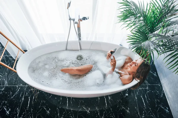 Vista Superior Hermosa Mujer Joven Tienen Tiempo Libre Casa Baño — Foto de Stock