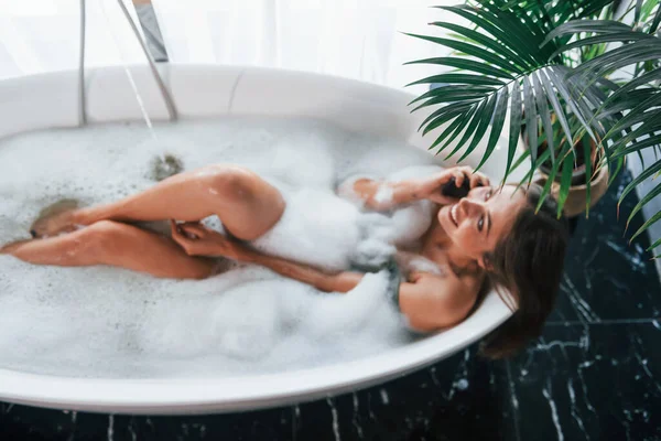 Üst Manzara. Güzel genç bayanın evde, banyoda boş vakti var..