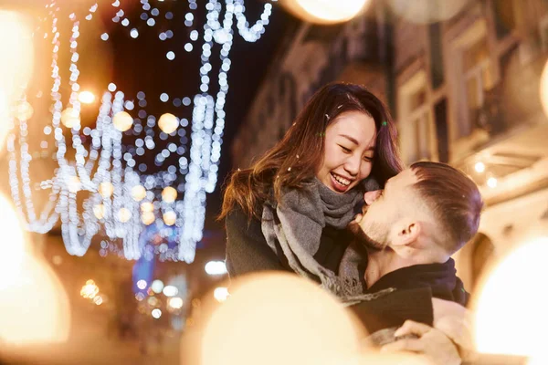 Abrazándose Mutuamente Feliz Pareja Multirracial Juntos Aire Libre Ciudad Celebrando —  Fotos de Stock