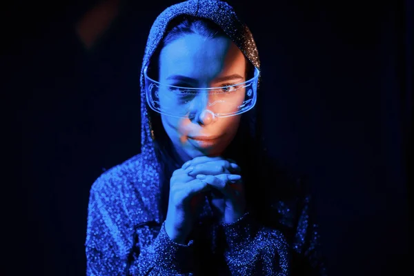 Retrato Menina Que Está Óculos Iluminação Néon Azul — Fotografia de Stock