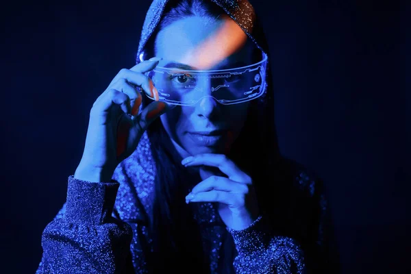 Retrato Menina Que Está Óculos Iluminação Néon Azul — Fotografia de Stock