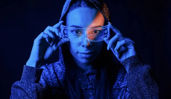 Retrato Menina Que Está Óculos Iluminação Néon Azul — Fotografia de Stock