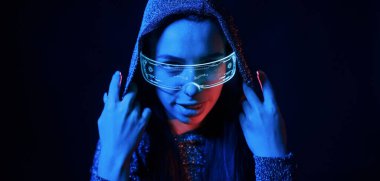 Mavi ışıklı gözlüklü genç kızın portresi..