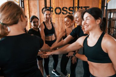 Mola verdim. Bir grup genç sporcu spor salonunda iç içe geçiyor..