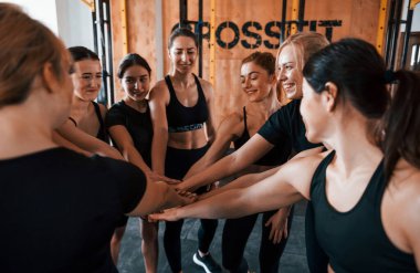 Mola verdim. Bir grup genç sporcu spor salonunda iç içe geçiyor..