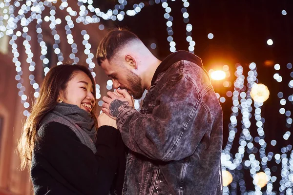 Happy Multiracial Pár Spolu Venku Městě Slaví Nový Rok — Stock fotografie