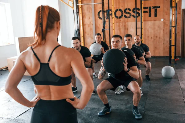 Com Bolas Fitness Grupo Jovens Desportivos Têm Crossfit Dia Dentro — Fotografia de Stock