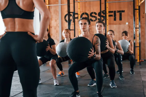 Con Pelotas Fitness Grupo Jóvenes Deportistas Tienen Crossfit Día Interior —  Fotos de Stock