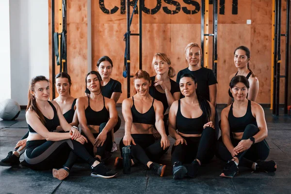 Yerde oturuyordum. Bir grup genç sporcu spor salonunda iç içe geçiyor..