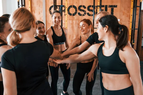 Mola verdim. Bir grup genç sporcu spor salonunda iç içe geçiyor..