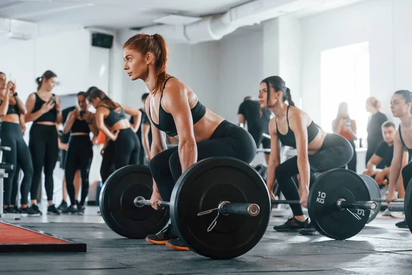 Levantando Barra Grupo Jóvenes Deportistas Tienen Crossfit Día Interior Gimnasio —  Fotos de Stock