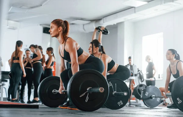 Levantando Barra Grupo Jóvenes Deportistas Tienen Crossfit Día Interior Gimnasio —  Fotos de Stock