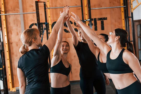 Tomando Descanso Grupo Jóvenes Deportistas Tienen Crossfit Día Interior Gimnasio —  Fotos de Stock