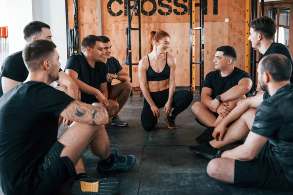 Taking Break Group Young Sportive People Have Crossfit Day Indoors — Fotografia de Stock
