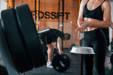 Bir grup genç sporcu spor salonunda iç içe geçiyor..