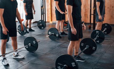 Bir grup genç sporcu spor salonunda iç içe geçiyor..