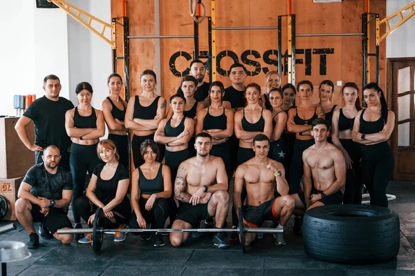 Bir grup genç sporcu spor salonunda iç içe geçiyor..