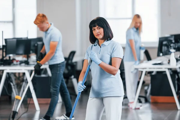 Group Workers Clean Modern Office Together Daytime — 스톡 사진