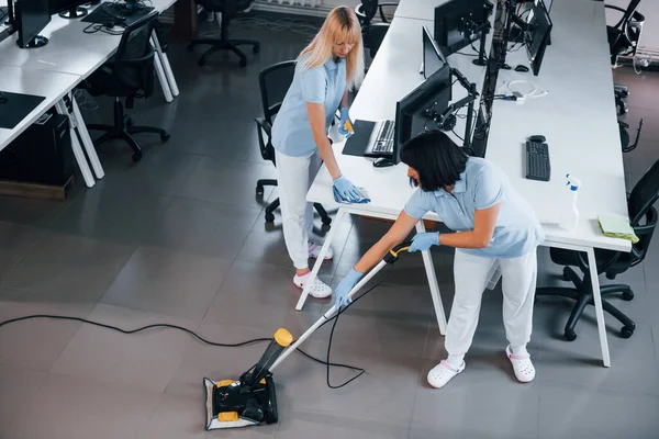 Concentrated Job Group Workers Clean Modern Office Together Daytime — Stockfoto