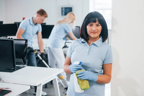 Group Workers Clean Modern Office Together Daytime — 스톡 사진