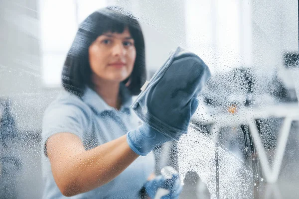 Woman Cleaning Dirty Window Using Towel View Glass — Zdjęcie stockowe