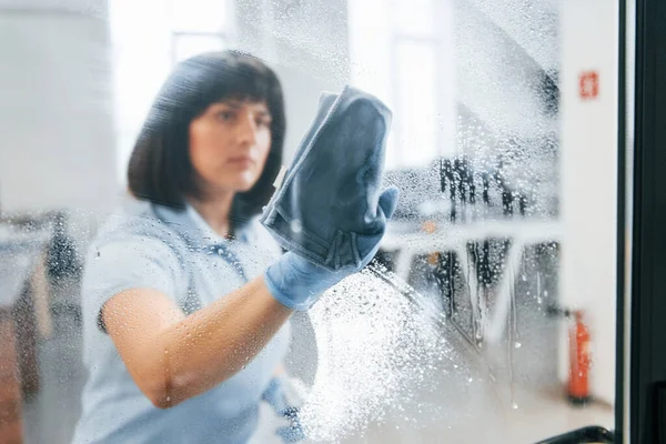 Woman Cleaning Dirty Window Using Towel View Glass — Zdjęcie stockowe