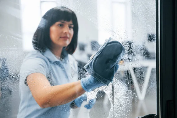 Woman Cleaning Dirty Window Using Towel View Glass — ストック写真