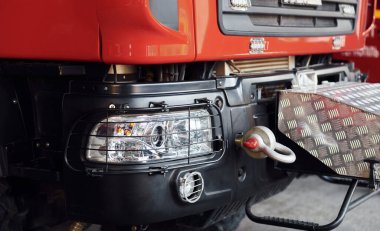 Kırmızı itfaiye aracının ön tarafını kapatın. Doğal ışıklandırma.