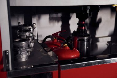 İtfaiye aracının içinde. Ekipman ve hortumların görüntüsünü kapat.