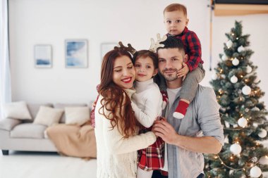 Güzel bir aile evde yeni yılı ve Noel 'i kutlar..