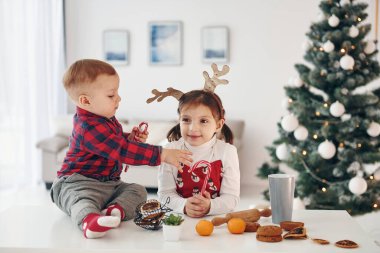 Küçük kardeşim ve kızı yeni yılı ve Noel 'i evde kutluyorlar..